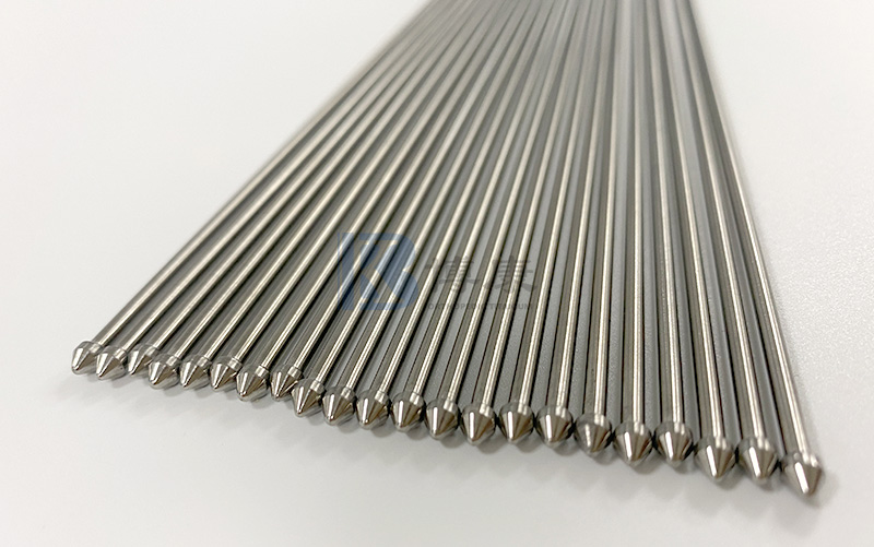 W jaki sposób stop-niklowo-titanium osiąga doskonałą równowagę między wchłanianiem energii a uwalnianiem poprzez interakcje na poziomie atomowym?